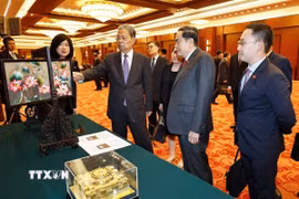 Chủ tịch Quốc hội Trần Thanh Mẫn và đồng chí Triệu Lạc Tế, Ủy viên Thường vụ Bộ Chính trị Trung ương Đảng Cộng sản Trung Quốc, Ủy viên trưởng Ủy ban thường vụ Đại hội Đại biểu Nhân dân toàn quốc Trung Quốc (Nhân đại) trao đổi tặng phẩm. (Ảnh: Doãn Tấn/TTXVN)