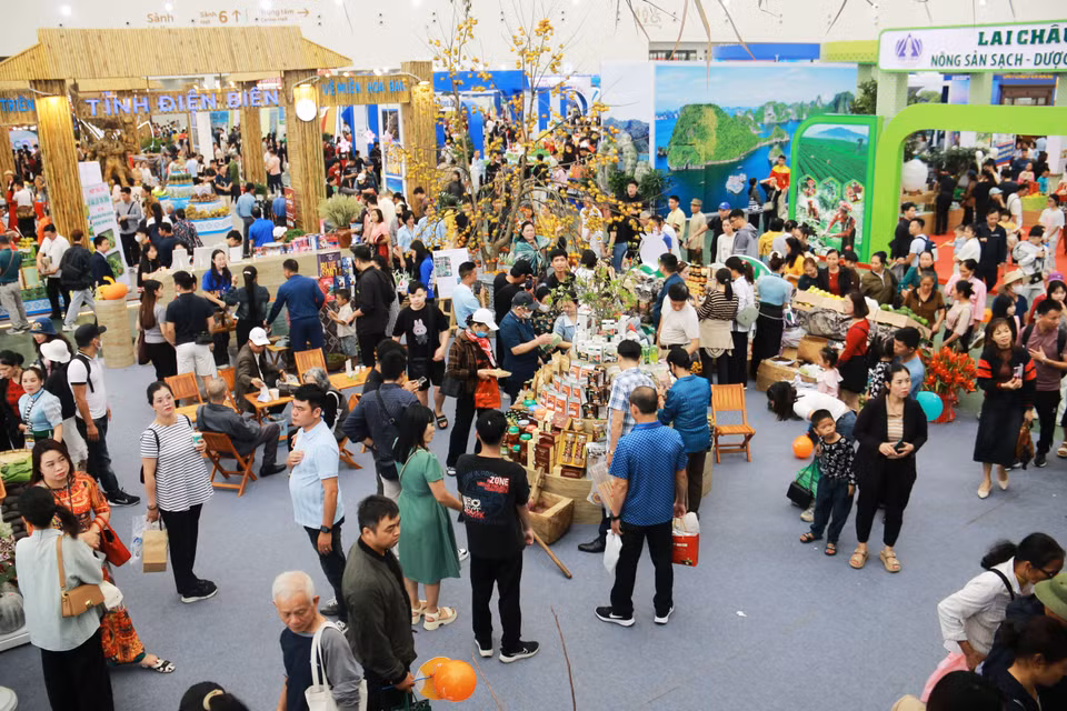 Giữa không gian hội chợ rộn ràng, những gian hàng vùng cao như nhịp cầu nối liền văn hóa, nơi tinh hoa núi rừng Tây Bắc được lan tỏa và hòa mình vào hơi thở hiện đại. (Ảnh: Trương Nhi/Vietnam+)