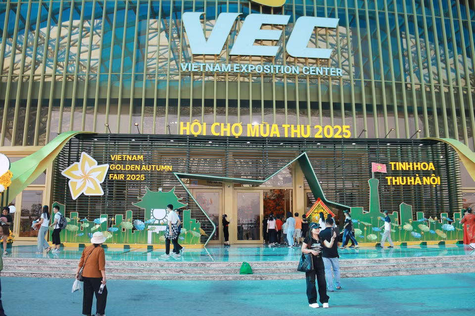 Từ ngày 25/10 đến 4/11, tại Trung tâm Triển lãm Việt Nam, Hội chợ Mùa Thu lần thứ Nhất năm 2025 diễn ra với chủ đề “Kết nối con người với sản xuất – kinh doanh” với tổng diện tích trưng bày hơn 130.000m², quy tụ khoảng 3.000 gian hàng. (Ảnh: Trương Nhi/Vietnam+)