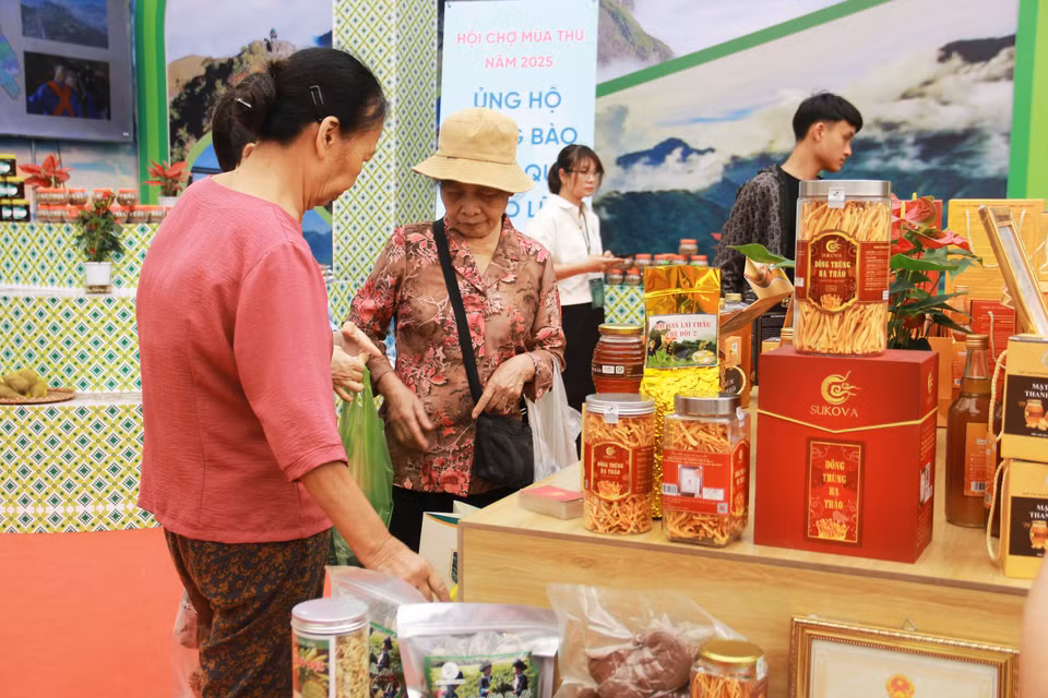 Nấm linh chi, đông trùng hạ thảo, sâm cùng nhiều sản vật quý của Lai Châu cũng thu hút sự quan tâm của đông đảo du khách, đặc biệt là những người lớn tuổi. (Ảnh: Trương Nhi/Vietnam+)