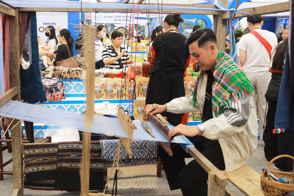 Từng đường dệt khéo léo, sắc chỉ rực rỡ bên khung cửi Điện Biên thu hút du khách dừng chân trải nghiệm. (Ảnh: Trương Nhi/Vietnam+)