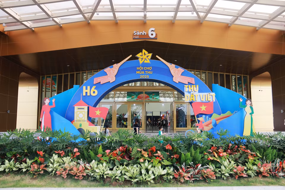 Trong 5 khu chủ đề tại hội chợ, nổi bật là khu “Thu đất Việt, sắc nước hương thu” với không gian tái hiện bản sắc văn hóa, sản vật và ẩm thực đặc trưng từ khắp vùng miền trên cả nước. (Ảnh: Trương Nhi/Vietnam+)