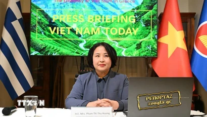 Đại sứ Việt Nam tại Hy Lạp Phạm Thị Thu Hương phát biểu tại cuộc gặp gỡ báo chí. (Ảnh do Đại sứ quán Việt Nam tại Hy Lạp cung cấp)