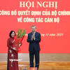 Tổng Bí thư Tô Lâm trao quyết định của Bộ Chính trị tới đồng chí Bùi Thị Minh Hoài. (Ảnh; PV/Vietnam+)