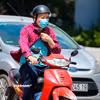 Người dân di chuyển dưới trời nắng gắt. (Ảnh: Hoài Nam/Vietnam+)