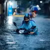 Cận cảnh người Hà Nội chật vật 'bơi' trên phố trong cơn mưa lớn kéo dài chiều nay, 30/9