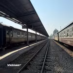 Tuyến đường sắt Hà Nội-Lào Cai ngày càng thu hút hành khách đi tàu do lịch trình và giờ đi thuận tiện. (Ảnh: PV/Vietnam+)