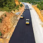 Nhà thầu thi công thảm bê tông nhựa nền đường Dự án cao tốc Hữu Nghị-Chi Lăng. (Ảnh: PV/Vietnam+)