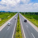 Phương tiện lưu thông trên tuyến cao tốc Cầu Giẽ-Ninh Bình. (Ảnh: PV/Vietnam+)