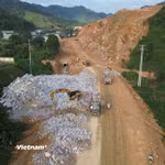 Nhà thầu thi công Dự án đường Hồ Chí Minh đoạn Chợ Chu-Ngã ba Trung Sơn. (Ảnh: Khánh Hùng/Vietnam+)