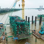 Dự án cầu Trần Hưng Đạo đang được chủ đầu tư và nhà thầu đẩy nhanh tiến độ thi công. (Ảnh: PV/Vietnam+)
