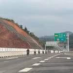 Cảnh báo nguy cơ tai nạn khi người dân tự ý đi vào công trường cao tốc Hữu Nghị-Chi Lăng đang thi công. (Ảnh: PV/Vietnam+)
