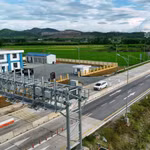 Phương tiện lưu thông qua một trạm thu phí tự động không dừng trên tuyến cao tốc Bắc-Nam phía Đông. (Ảnh: PV/Vietnam+)