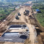 Nhà thầu thi công một dự án đường bộ cao tốc. (Ảnh: Khánh Hùng/Vietnam+)