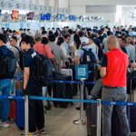 Hành khách làm thủ tục chuyến bay tại Cảng Hàng không quốc tế Nội Bài. (Ảnh: Phan Công/Vietnam+)