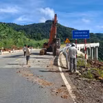 Quốc lộ 28B bị sụt trượt do mưa lớn, nhà thầu phải thi công đường tạm để thông xe. (Ảnh: Cục Đường bộ Việt Nam cung cấp)