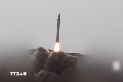 Hình ảnh trích từ video cho thấy tên lửa siêu thanh của Houthi được phóng đi từ một địa điểm bí mật ở Yemen. (Ảnh: THX/TTXVN)