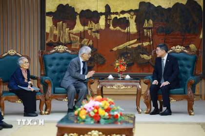Thủ tướng Lê Minh Hưng tiếp Giáo sư Trần Thanh Vân và Giáo sư Lê Kim Ngọc.(Ảnh: Dương Giang/TTXVN)