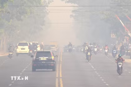 Khói mù dày đặc bao phủ tại Palangka Raya, Trung Kalimantan, Indonesia. (Ảnh: THX/TTXVN phát)