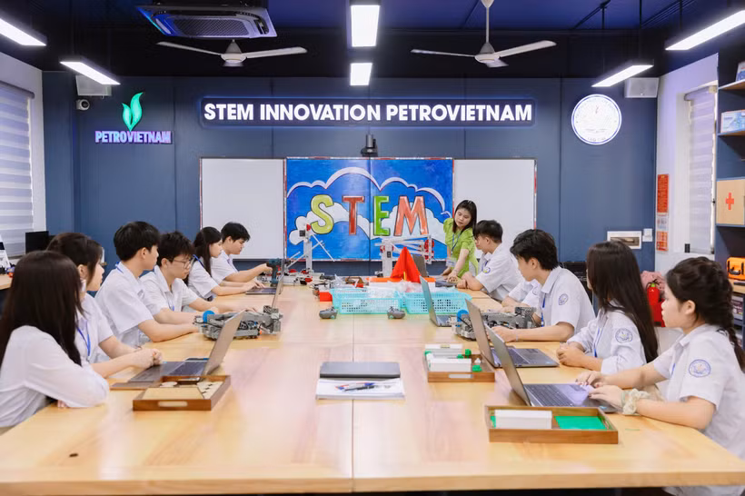Không gian phòng Lab STEM tại trường THPT Cam Đường, Lào Cai được PETROVIETNAM đầu tư nhiều trang thiết bị hiện đại, đạt chuẩn quốc tế. (Ảnh: CTV/Vietnam+)