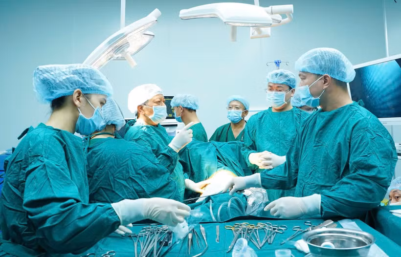 Các bác sỹ Bệnh viện Phổi Trung ương đã thực hiện chuyển giao kỹ thuật chuyên sâu "cầm tay chỉ việc" ngay tại phòng mổ tại Bệnh viện Phổi Nghệ An. (Ảnh: PV/Vietnam+)
