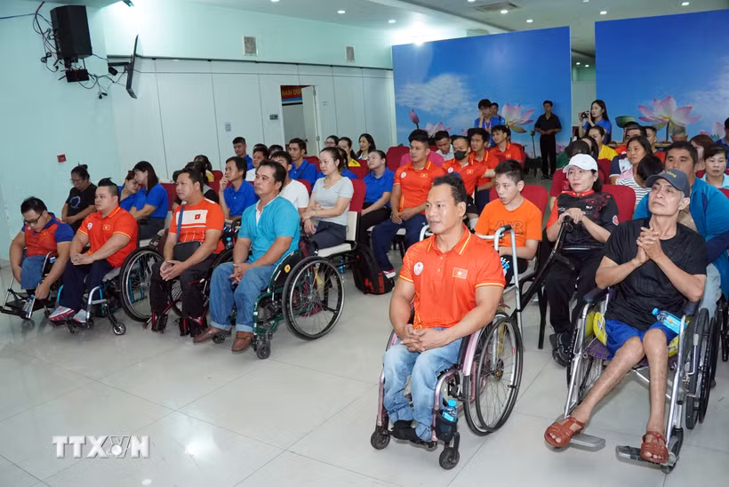 Đông đảo vận động viên người khuyết tật tham gia Ngày hội sáng tạo. (Ảnh: Trung Tuyến/TTXVN)