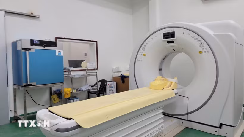 Hệ thống máy chụp cắt lớp vi tính CT Scanner tại một Trung tâm y tế. (Ảnh: Mạnh Minh/TTXVN)