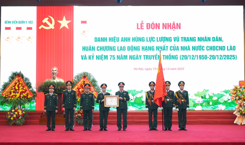 Bệnh viện Quân y 103 đón nhận danh hiệu Anh hùng Lực lượng vũ trang nhân dân lần thứ tư. (Ảnh: PV/Vietnam+)