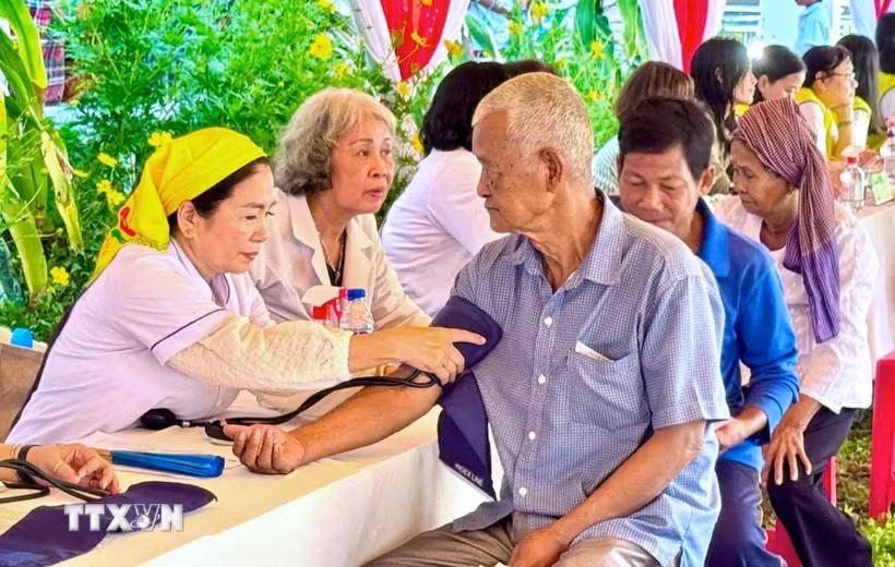 Đồng bào dân tộc Khmer xã Ô Lâm, An Giang, được các y bác sỹ khám bệnh, kiểm tra sức khỏe miễn phí. (Ảnh: Thanh Sang/TTXVN)
