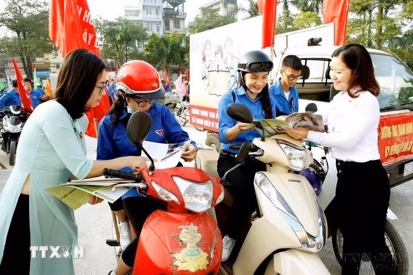 Cán bộ dân số tuyên truyền cung cấp dịch vụ sức khỏe sinh sản, tư vấn khám sức khỏe trước hôn nhân cho vị thành niên, thanh niên. (Ảnh: TTXVN)