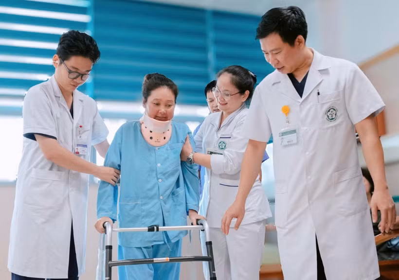 Một bệnh nhân quốc tịch Lào bị liệt hoàn toàn 2 chân do khối u chèn ép được phẫu thuật thành công tại khoa Chấn thương chỉnh hình và Cột sống, Bệnh viện Bạch Mai. (Ảnh: PV/Vietnam+)