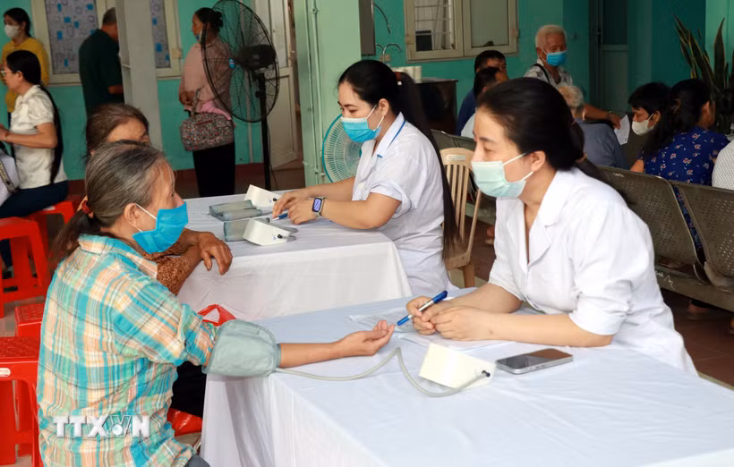Bác sỹ Bệnh viện Đa khoa Ý Yên (Ninh Bình) khám sàng lọc cho nhân dân. (Ảnh: Nguyễn Lành/TTXVN)