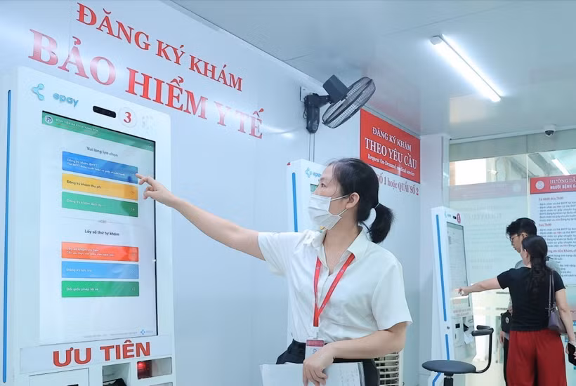 Khu vực đăng ký khám bệnh tại Bệnh viện đa khoa Xanh Pôn. (Ảnh: TTXVN) 