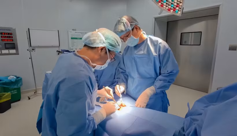 Các bác sỹ thực hiện ca phẫu thuật cho bệnh nhân. (Ảnh: PV/Vietnam+)