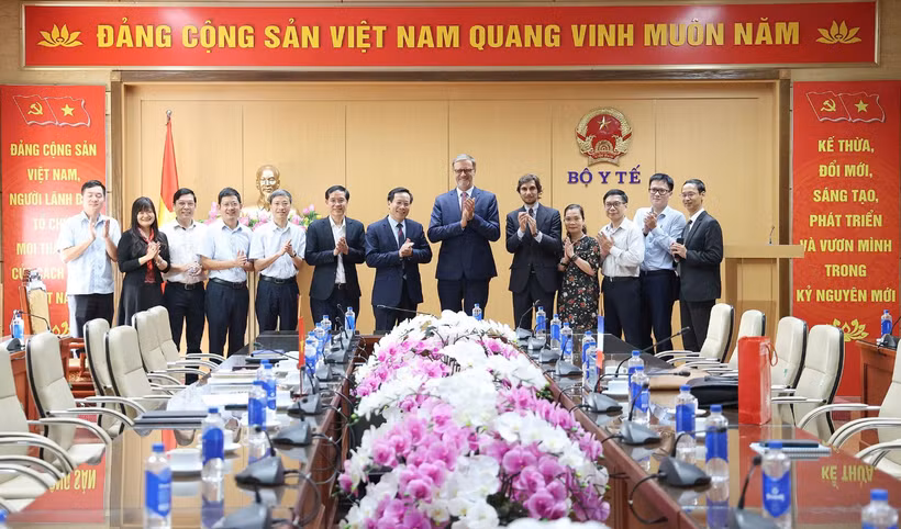 Thứ trưởng Bộ Y tế Lê Đức Luận, Ngài Đại sứ Pháp Olivier Brochet và các đại biểu. (Ảnh: T.M)