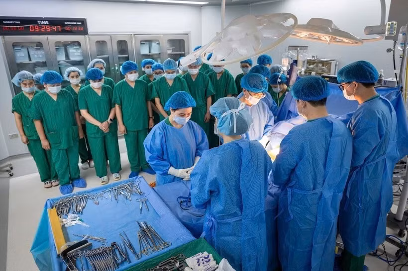 Các bác sỹ Bệnh viện Đa khoa Xanh Pôn thực hiện thành công ca lấy-ghép đa tạng từ một người hiến chết não. (Ảnh: PV/Vietnam+) 