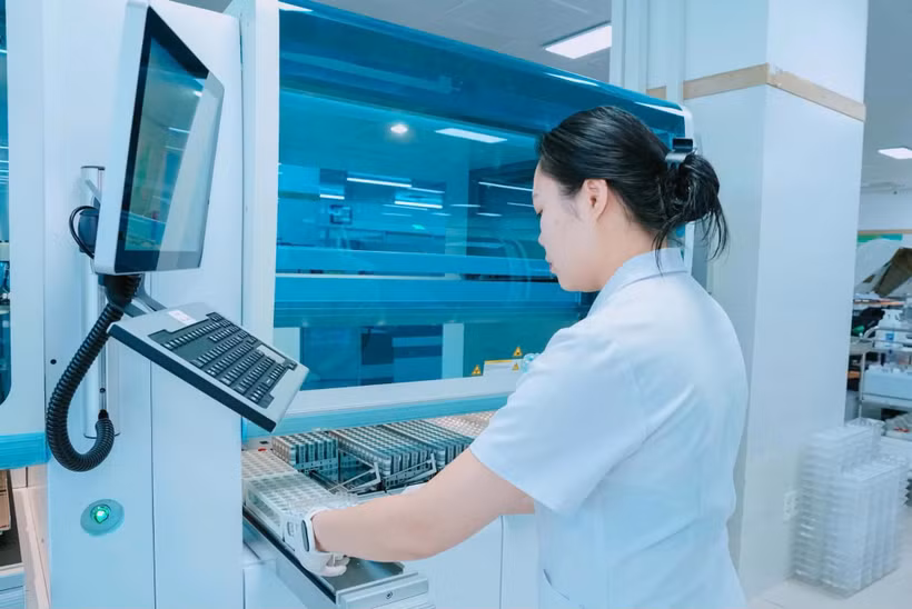 Nhân viên y tế làm công tác xét nghiệm. (Ảnh: PV/Vietnam+)