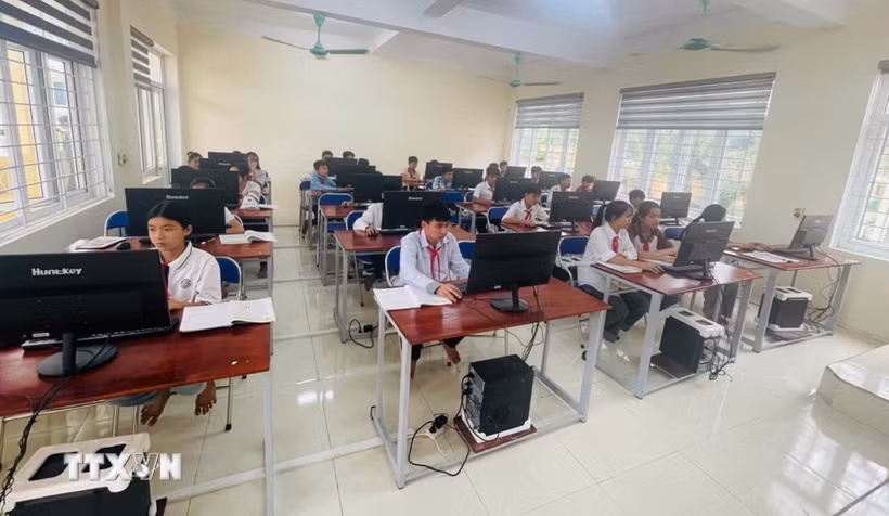 Công nghệ số và trí tuệ nhân tạo đang tạo ra những cơ hội chưa từng có cho trẻ em trong học tập, sáng tạo. (Ảnh: TTXVN)
