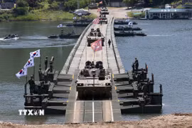 Xe tăng K2 di chuyển trên cầu phao bắc qua sông ở Namyangju, Hàn Quốc ngày 12/6/2024. (Nguồn: Yonhap/TTXVN)