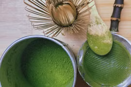 Khi uống matcha, bạn tiêu thụ trực tiếp cả lá trà (dưới dạng bột), thay vì chỉ uống phần nước ngâm từ lá như trà truyền thống. (Nguồn: Vietnam+)