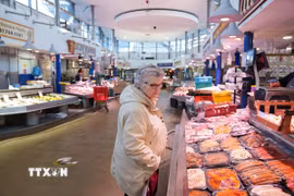 Người tiêu dùng mua sắm tại chợ ở Manchester, Anh. (Ảnh: THX/TTXVN)