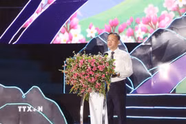 Ông Đỗ Hùng Đức, Phó Chủ tịch Ủy ban Nhân dân tỉnh Tuyên Quang phát biểu khai mạc Lễ hội. (Ảnh: Đức Thọ/TTXVN)