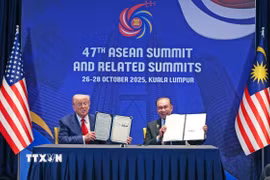 Thủ tướng Anwar Ibrahim và Tổng thống Mỹ Donald Trump tại lễ ký thảo thuận thương mại song phương. (Nguồn: Bernama)