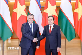 Chủ tịch Quốc hội Trần Thanh Mẫn đón Chủ tịch Hạ viện Uzbekistan Nuriddin Ismoilov. (Ảnh: Doãn Tấn/TTXVN)