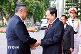 Chủ tịch Quốc hội Trần Thanh Mẫn đón Chủ tịch Hạ viện Uzbekistan Nuriddin Ismoilov. (Ảnh: Doãn Tấn/TTXVN)