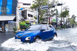 Nhiều phương tiện di chuyển trong dòng nước lớn sau mưa. (Ảnh: Chanh Đa/TTXVN)