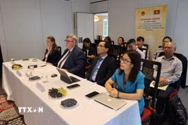 Các đại biểu tham dự cuộc tọa đàm tại Phái đoàn thường trực Việt Nam tại Geneva. (Ảnh: Anh Hiển/TTXVN)