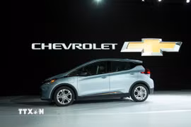 Mẫu xe Chevrolet Bolt của GM. (Ảnh: AFP/TTXVN)