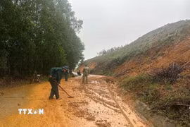 Lực lượng vũ trang thành phố Đà Nẵng khắc phục các điểm sạt lở do mưa lớn gây ra trên địa bàn. (Ảnh: TTXVN phát)