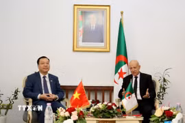 Tổng Bí thư Đảng Mặt trận giải phóng dân tộc Algeria (FLN) Abdelkrim Benmebarek tiếp Đại sứ Việt Nam tại Algeria Vũ Duy Long. (Ảnh: Mạnh Hùng/TTXVN)